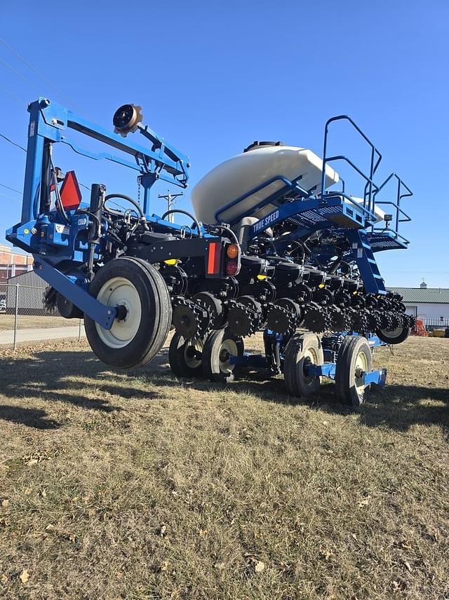 Image of Kinze 3665 equipment image 2