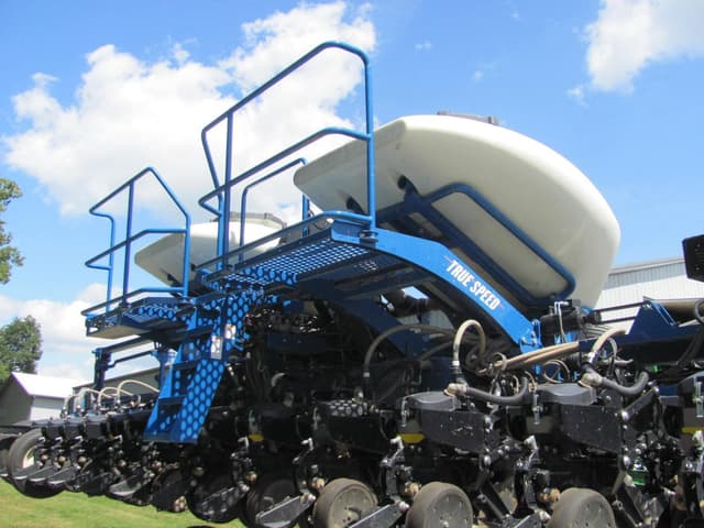 Image of Kinze 3665 equipment image 4