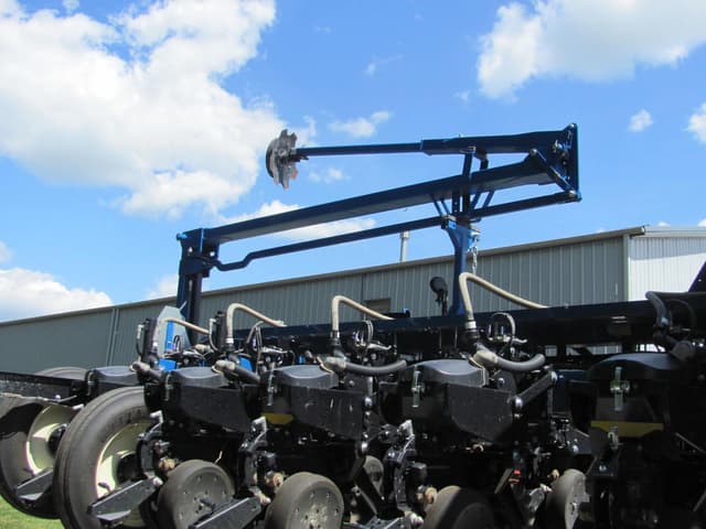 Image of Kinze 3665 equipment image 1