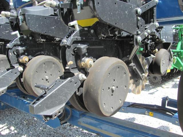 Image of Kinze 3665 equipment image 3