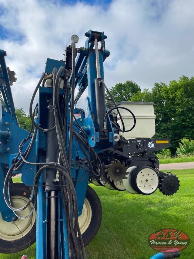 Image of Kinze 3700 equipment image 3