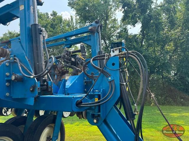 Image of Kinze 3700 equipment image 2