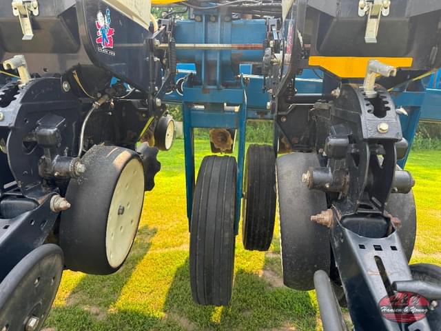 Image of Kinze 3700 equipment image 4