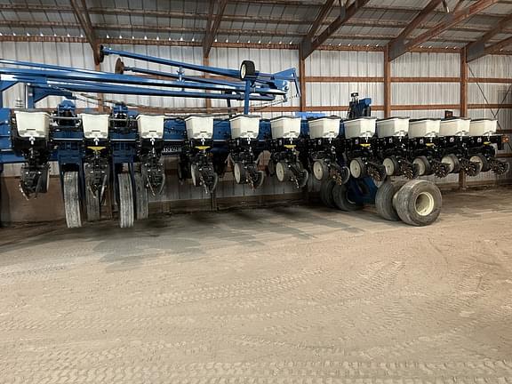 Image of Kinze 3700 equipment image 1