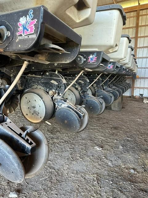 Image of Kinze 3700 equipment image 3