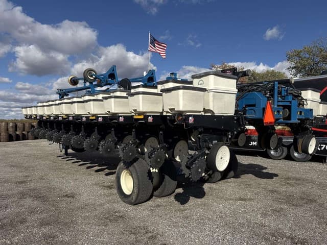 Image of Kinze 3700 equipment image 1