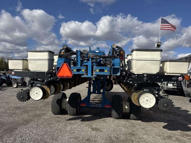 Image of Kinze 3700 equipment image 2