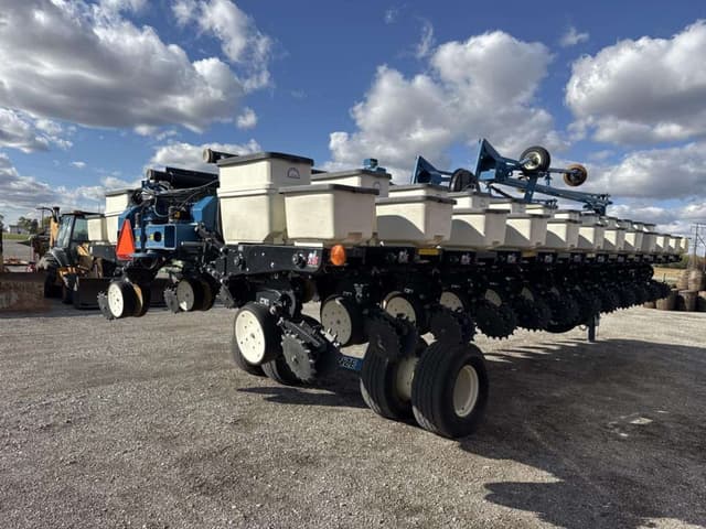 Image of Kinze 3700 equipment image 3