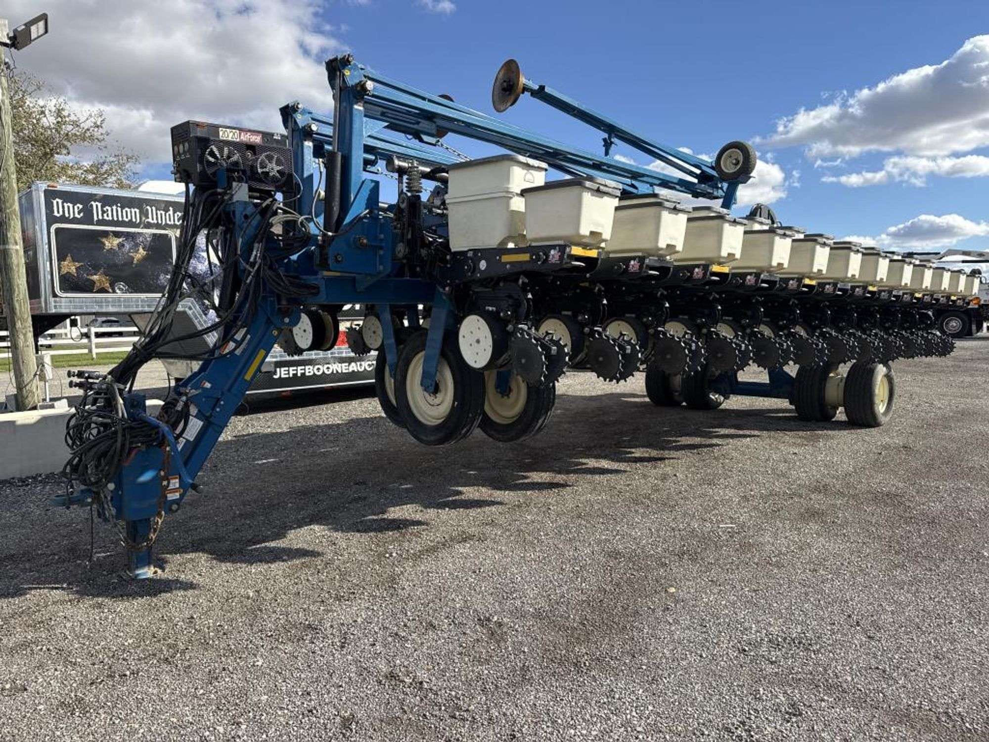 Kinze 3700 Equipment Image0