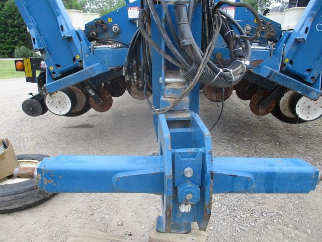 Image of Kinze 3800 equipment image 3