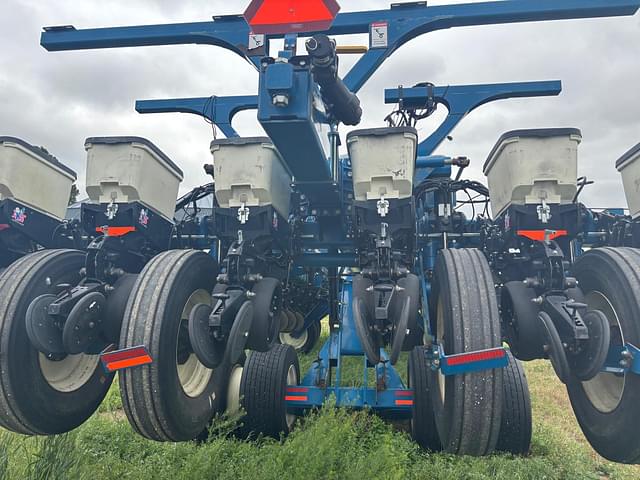 Image of Kinze 3800 equipment image 4