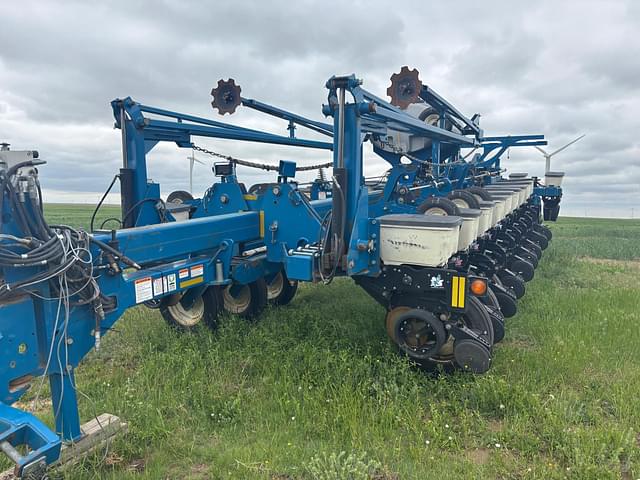 Image of Kinze 3800 equipment image 1