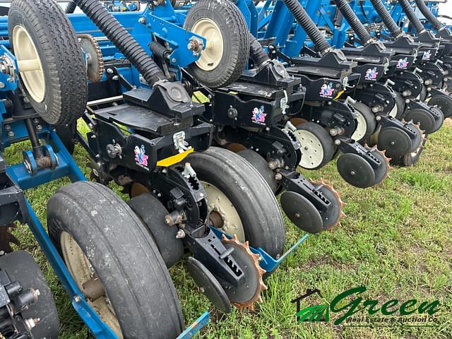 Image of Kinze 3800 equipment image 2