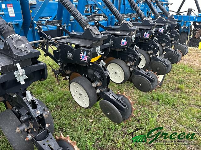 Image of Kinze 3800 equipment image 3
