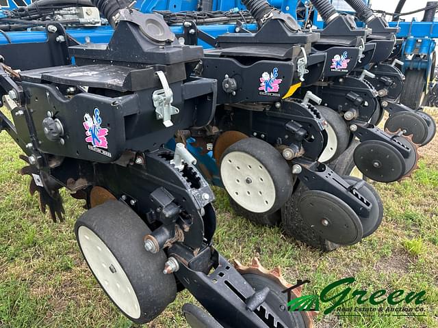 Image of Kinze 3800 equipment image 4