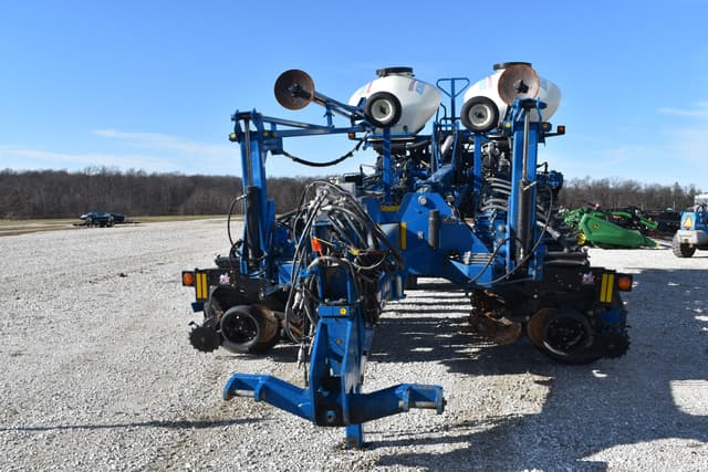 Image of Kinze 3800 equipment image 1