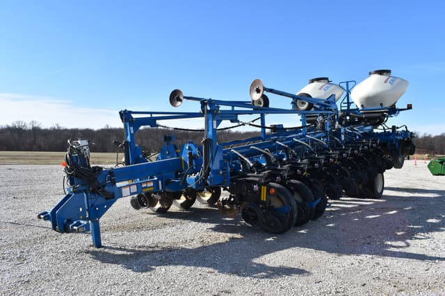 Image of Kinze 3800 equipment image 2