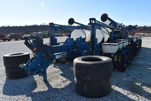Image of Kinze 3800 equipment image 3