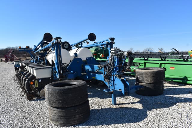 Image of Kinze 3800 equipment image 1