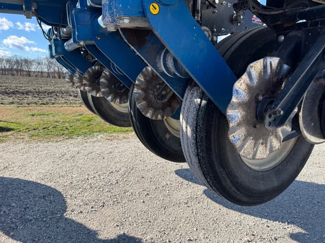 Image of Kinze 3800 equipment image 2