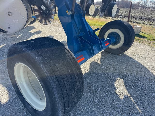 Image of Kinze 3800 equipment image 1