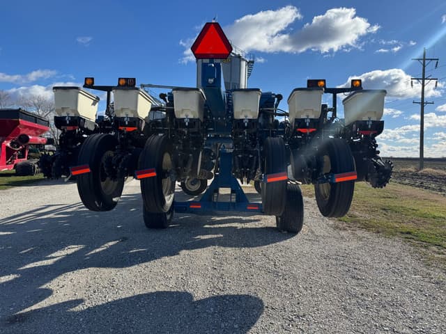 Image of Kinze 3800 equipment image 4