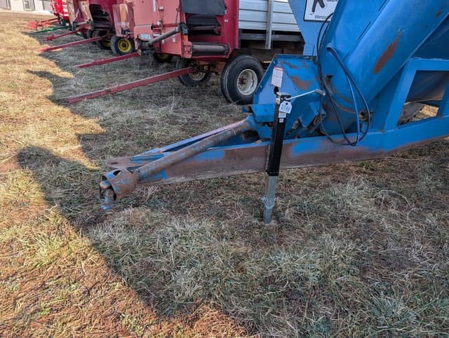 Image of Kinze 400 equipment image 1