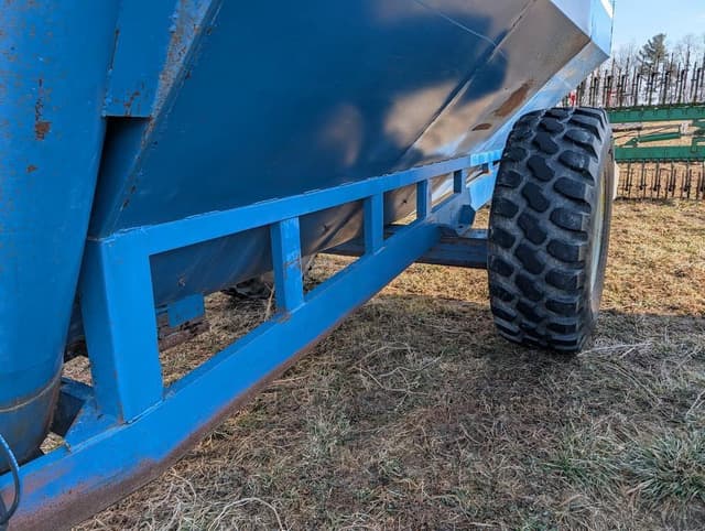 Image of Kinze 400 equipment image 3