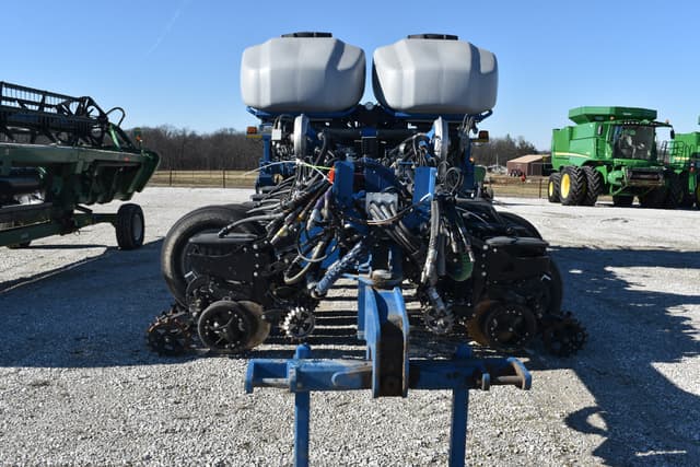 Image of Kinze 4900 equipment image 1
