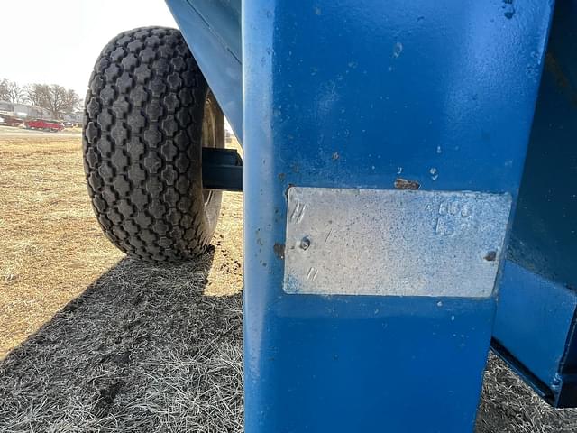 Image of Kinze 600 equipment image 3