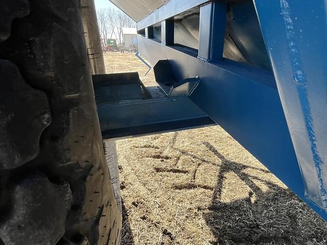 Image of Kinze 600 equipment image 4