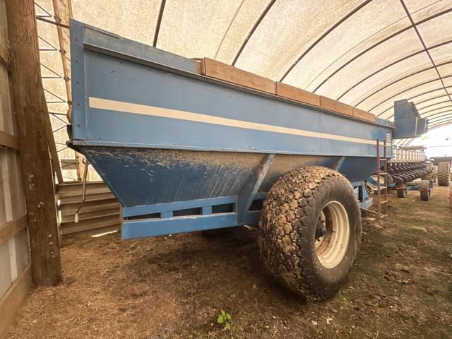 Image of Kinze 600 equipment image 3
