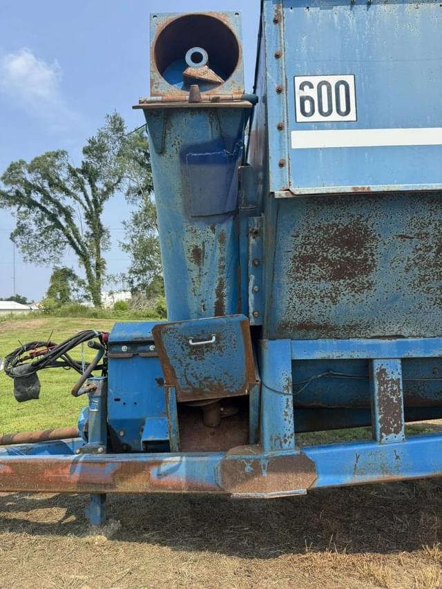 Image of Kinze 600 equipment image 3