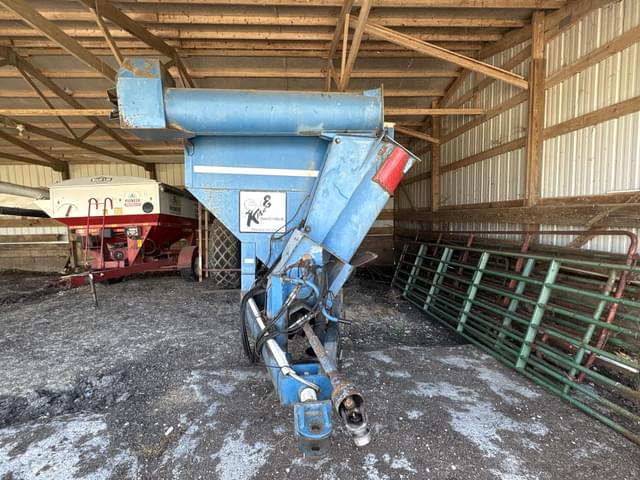 Image of Kinze 600 equipment image 1