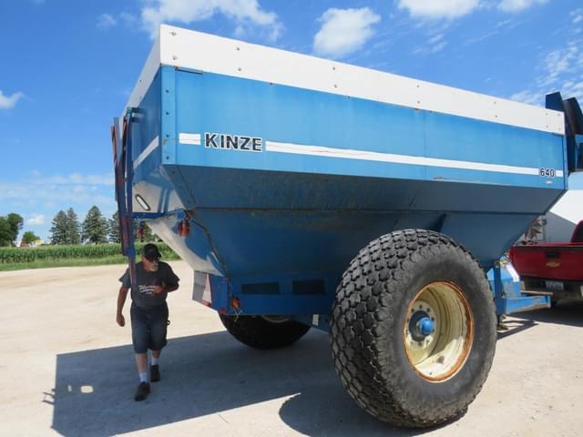 Image of Kinze 640 equipment image 2