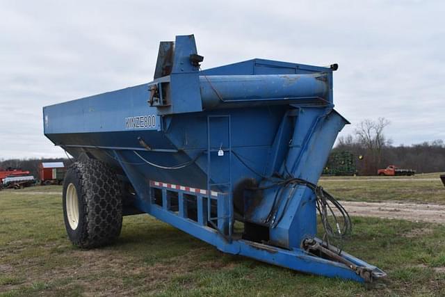 Image of Kinze 800 equipment image 1