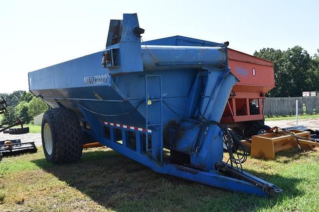 Image of Kinze 800 equipment image 2
