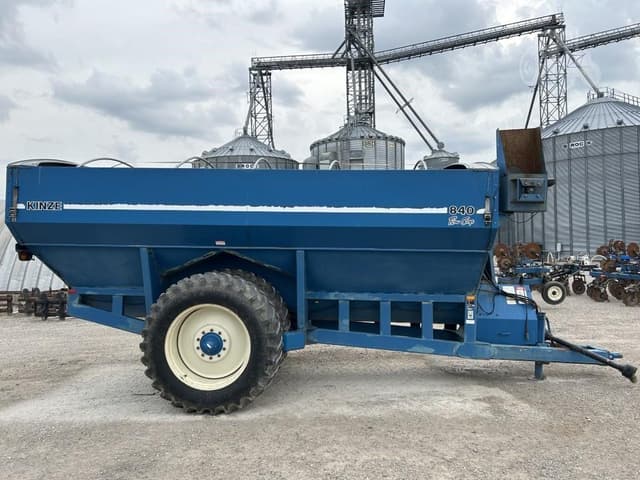 Image of Kinze 840 equipment image 3