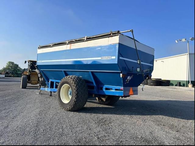 Image of Kinze 840 equipment image 3