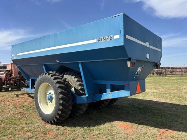 Image of Kinze 840 equipment image 2
