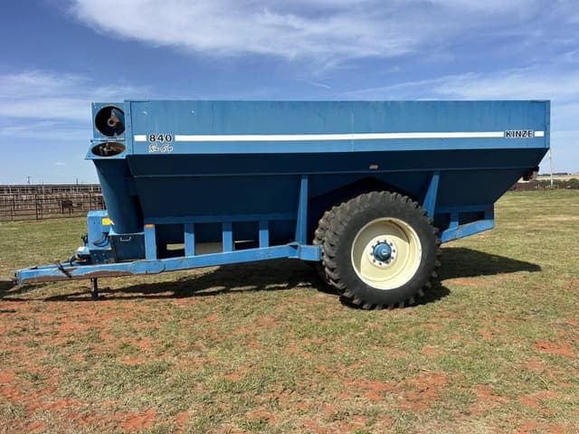Image of Kinze 840 equipment image 1
