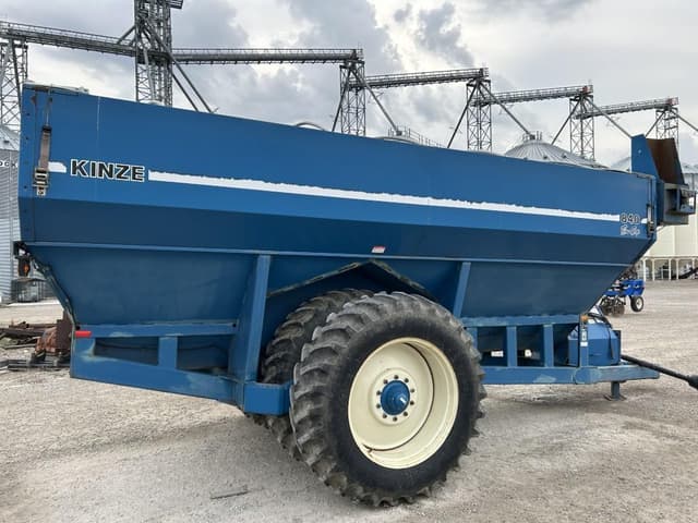 Image of Kinze 840 equipment image 3