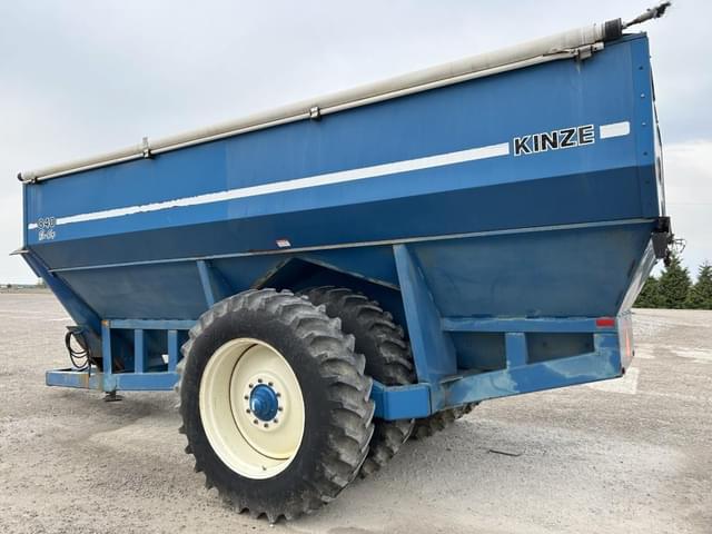 Image of Kinze 840 equipment image 4