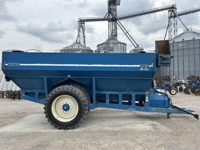 Image of Kinze 840 equipment image 3