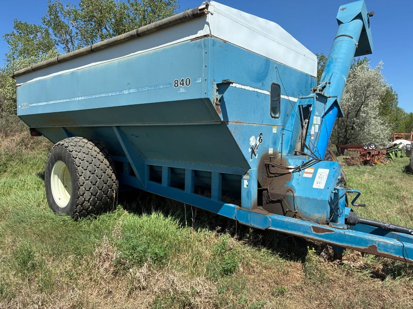 Kinze 840 Equipment Image0