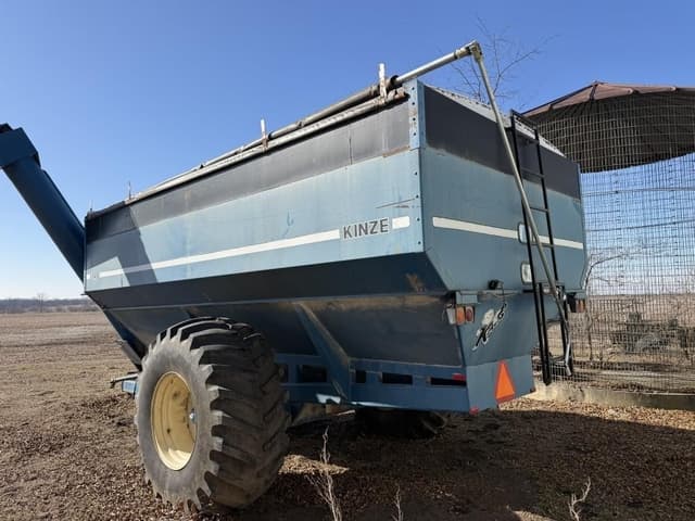 Image of Kinze 840 equipment image 1