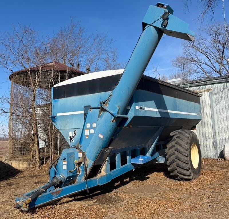 Kinze 840 Equipment Image0