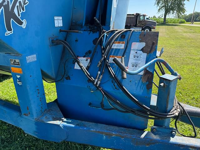 Image of Kinze 840 equipment image 3