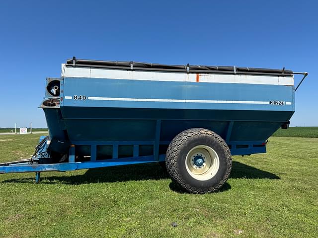 Image of Kinze 840 equipment image 2