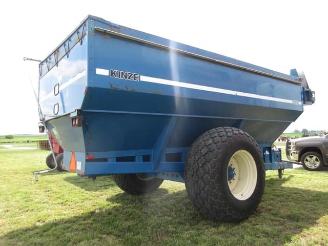 Image of Kinze 840 equipment image 3
